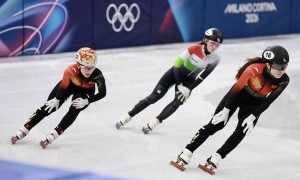 神剧情！对手全部摔倒 杨婧茹晋级女子1500米A组决赛