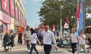 32岁章泽天伦敦看展，穿西服烫羊毛卷显老气，皮肤松弛眼神疲惫