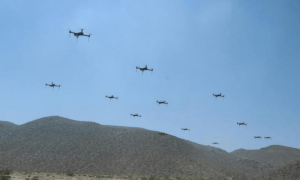 中国“超级微波炉”震撼亮相！3000米高空猎杀无人机蜂群，让外媒直接看懵