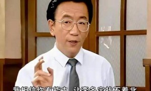 侯耀华办80大寿！穿金黄马褂派头足，现场开心收礼，儿子至亲没来