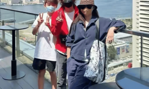 张柏芝和三个儿子飞澳洲，一家四口好有爱，15岁小Q比Lucas还要高
