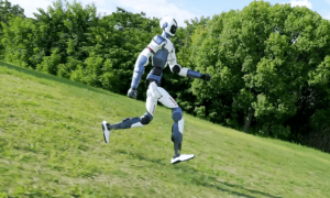 年销5500台全球第一，谁在买宇树的人形机器人？