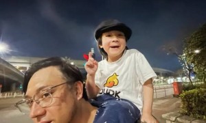 香港男星长期财困被逼与老婆儿子分开，为养家做搬运工，黑雨中送雪柜