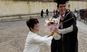 75岁谭咏麟现身茶餐厅吃饭，53岁女友也在保养得宜，两人育有一子