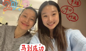 马伊琍晒与大女儿素颜合照 母女俩亲密贴贴幸福温馨