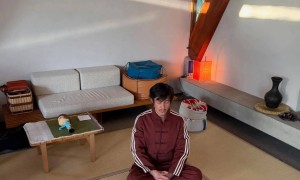 陈冠希盘腿打坐近照曝光！留着两撇小胡子被指“像极了赵本山”