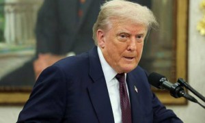 被解放军狠狠打脸，特朗普紧急对华发信号，中方划出“求和红线”