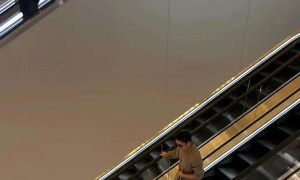 谢霆锋获赞帅气，他与长子逛商场被偶遇，父子虽少言却满满父爱