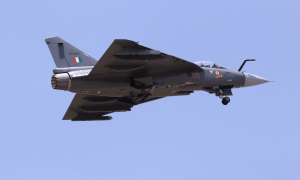 当着中东大客户的面，印度光辉战机坠毁，躲得过霹雳-15，却砸在自己人手上