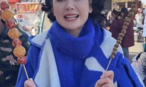 郭晓冬老婆赶山东大集，穿3万大衣买3块钱糖葫芦，像刚进城