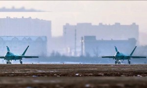 量产版歼-35“绿皮机”新年首飞，涡扇-19航发就位，福建舰甲板已现舰载机？