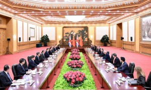 习近平会见英国首相斯塔默