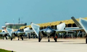 歼-20数量将破千，F-22变绝版，英智库警告：西太平洋成美军禁区