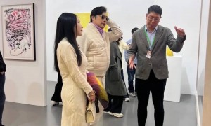 王岳伦和美女看展被偶遇 女方身材高挑风格和李湘相似