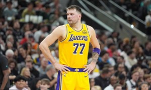 NBA改朝换代了！全明星首发无詹姆斯 老巨星黯然离场