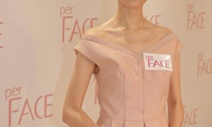 偶遇梁洛施和儿子逛商场，15岁李长治跟妈妈一样高，侧脸像李泽楷