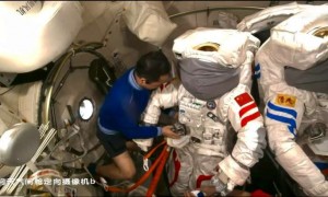 原创 
            首次太空修飞船！神二十一航天员即将出舱给神二十“修窗户”，能修好吗？