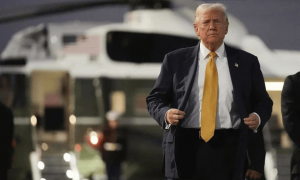 特朗普在回国专机上，宣告了伊朗的结局，大家很快就要见证历史？