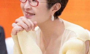 和李铁相守26年，离开央视后财富自由，定居上海，满头白发也坦然