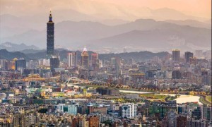 中方致电美俄元首，中俄默契沟通，特朗普打破惯性表述，任期内不会让中美生变！