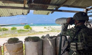 菲律宾官员强登中业岛，收到一条短信，解放军持续亮剑，马科斯的算盘打不响！