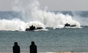 中美战机群黄海对峙后，韩方罕见对美国头铁，美军破天荒道歉