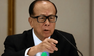 李嘉诚又闻到了血腥味儿？曾买下半个英国，如今疯狂套现离场