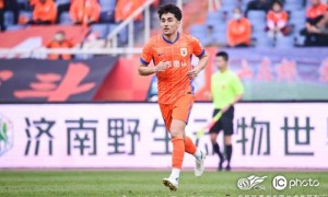 泰山官宣两人外租离队：前国脚刚因辱骂裁判遭重罚