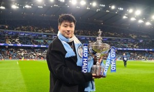 赵心童观战曼城获赠“147号”球衣 在伊蒂哈德展示世锦赛奖杯