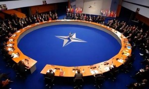 血战500天后，乌东重镇升起俄罗斯国旗：北约32国只剩一个选择