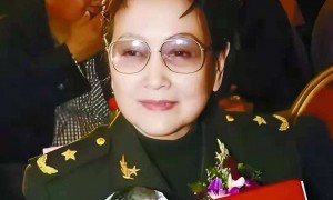 她被称为中国最美女演员，少将军衔，如今90岁活成这样