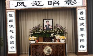 梁小龙追悼会正式举行！遗照没有用“陈真”形象，周星驰送花圈
