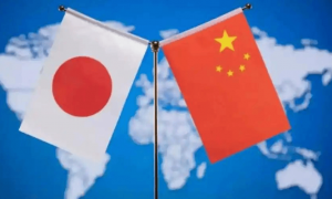 不反华了？高市早苗通知中国，战争派兵方案变了，解放军舰队已上场