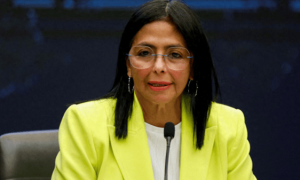 不打伊朗了？普京开始行动，美调转“枪口”，逼中俄外交官收拾包袱走人