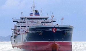 美国没想到，伊朗先下手为强，炮舰围攻美国船，中俄收到消息，伊朗推迟联合军演！