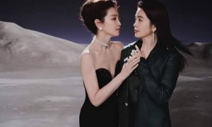 李冰冰晒和妹妹李雪合照，互动逗趣笑翻网友，三十年姐妹情太好嗑