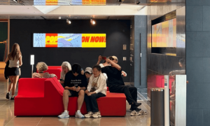 蒋勤勤一家五口度假，俩儿子长相普通，婆婆露面与陈建斌似同龄人