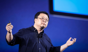 采访商业大佬靠脸就行？罗永浩大胆开麦！网友吵翻天