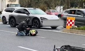 四川成都一交警在路中间被摩托车撞倒致头部流血，警方：已送往医院治疗，等官方通报