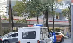 深圳一“应急管理”涂装车辆每天送小孩上学被疑“公车私用”，有警灯无牌照，相关部门回应：无此类型车辆