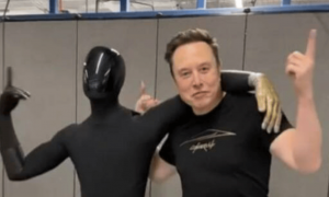 马斯克：明年年底将开始向公众销售人形机器人；此前称要将特斯拉转型为机器人公司