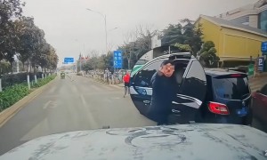 女子停车挡路还向提醒者作不雅手势，结果遭后车撞击，昆明交警回应