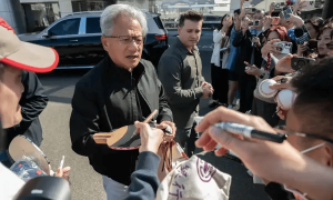 黄仁勋：还没收到任何中国客户的H200芯片订单，我们正在耐心等待