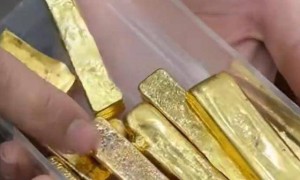 一打金店1个月扫出1700克金粉，价值近200万，老板称是打金时产生的“生活垃圾”