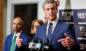 特朗普签行政令限制各州AI监管规则引争议，“少数寡头出卖了美国的未来”