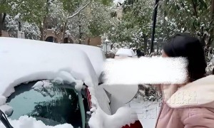 女子用开水随机浇他人车玻璃测试会否炸裂引热议，后续改称视频中实为其妹妹的车，并非随机选取的路人车辆