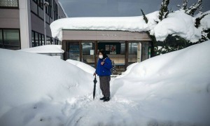 第1现场｜日本遭遇强降雪致30人死亡，积雪厚度达255厘米