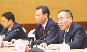 将石头“拉丝” 做出特种消防服