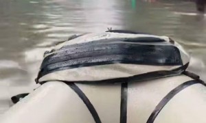 成都暴雨一小伙划皮划艇上街，称是为了钓鱼3000余元买的