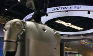 原创 
            宇树机器人这一年：钱很多，心很急